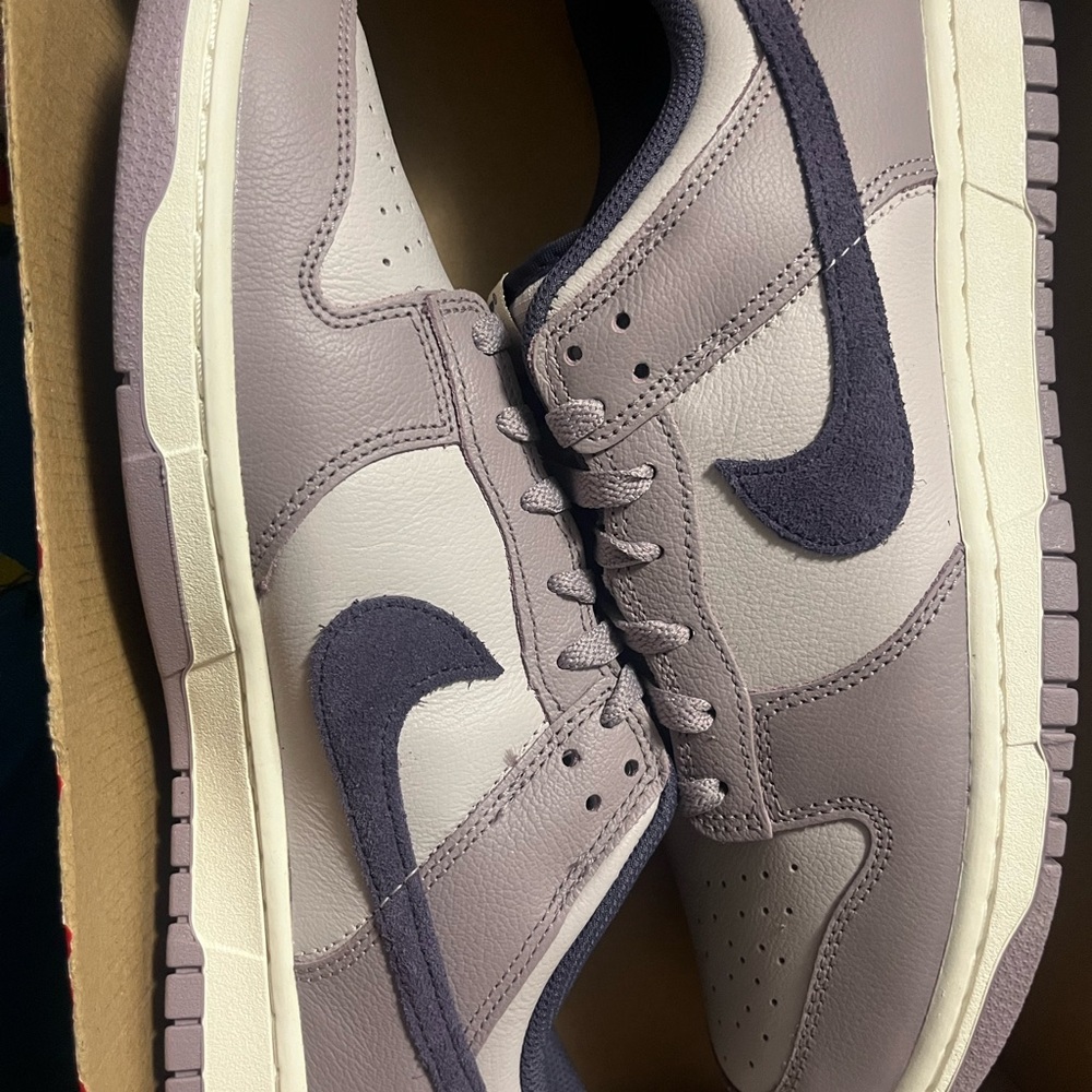 Nike Purple Sneakers Classic Low-Top Design